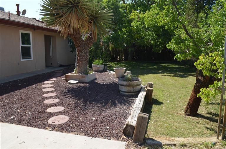 Front  Yard landscaped/sprinklers/fenced