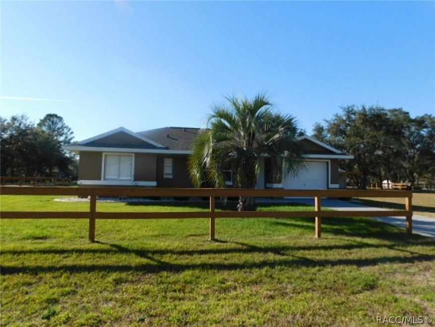 Adorable, clean home with 5 lots incl.