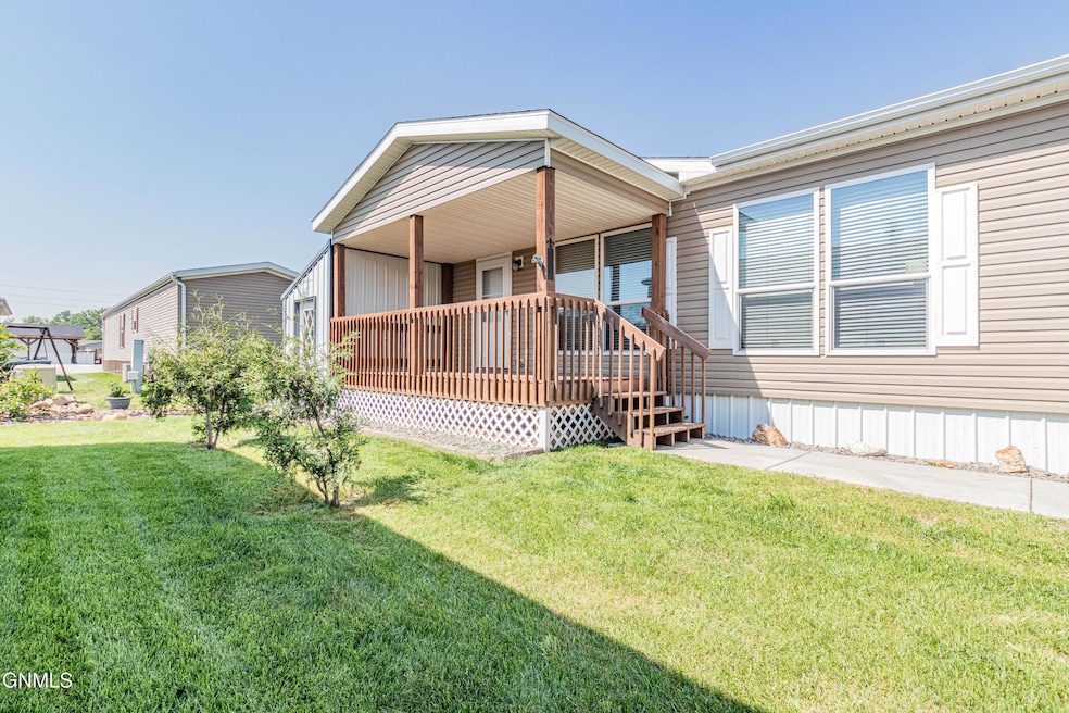 1615 Fox Dr SE, Mandan, ND 58554 - photo 1