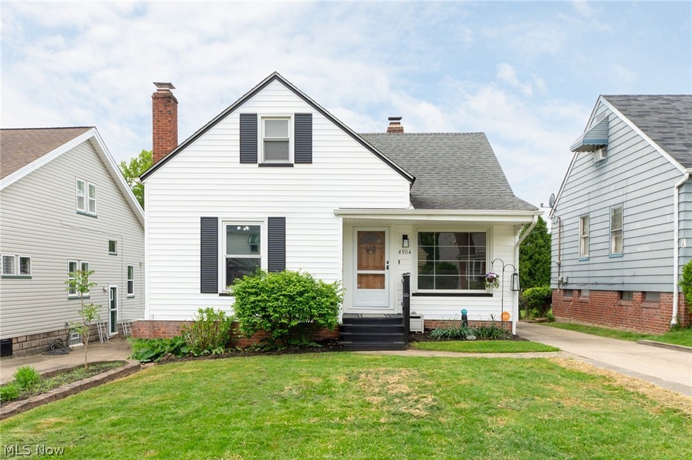 View of front of home featuring a front lawn