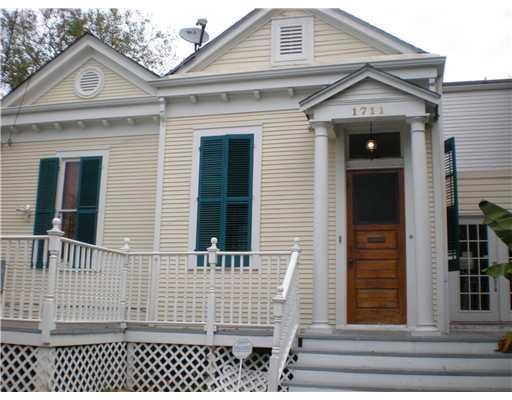 Photo. Front deck and courtyard for entertaining.