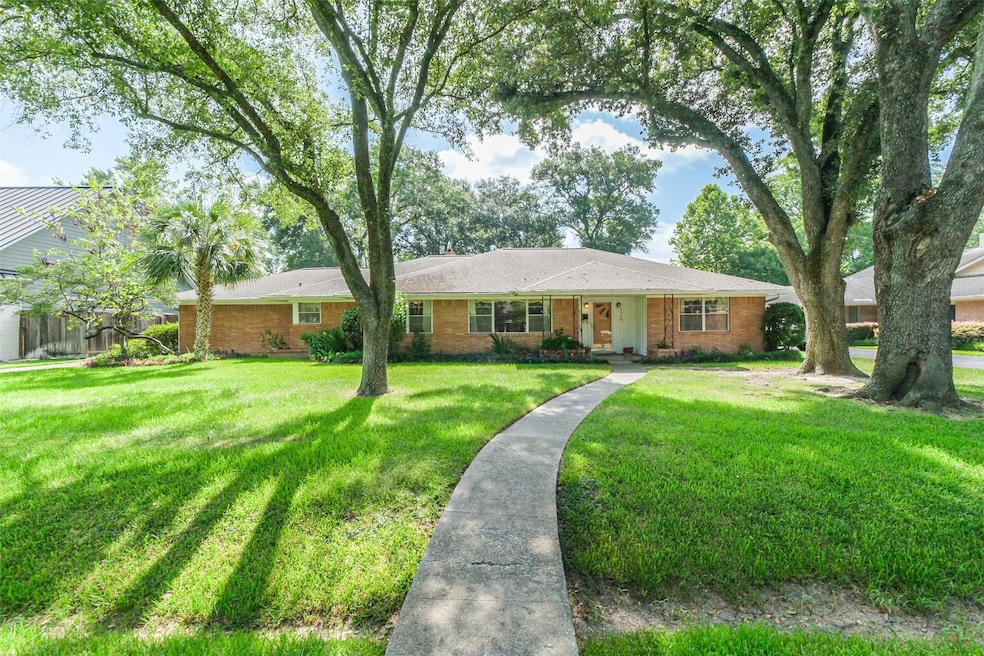 1118 Guinea Dr, Houston, TX 77055 - photo 1