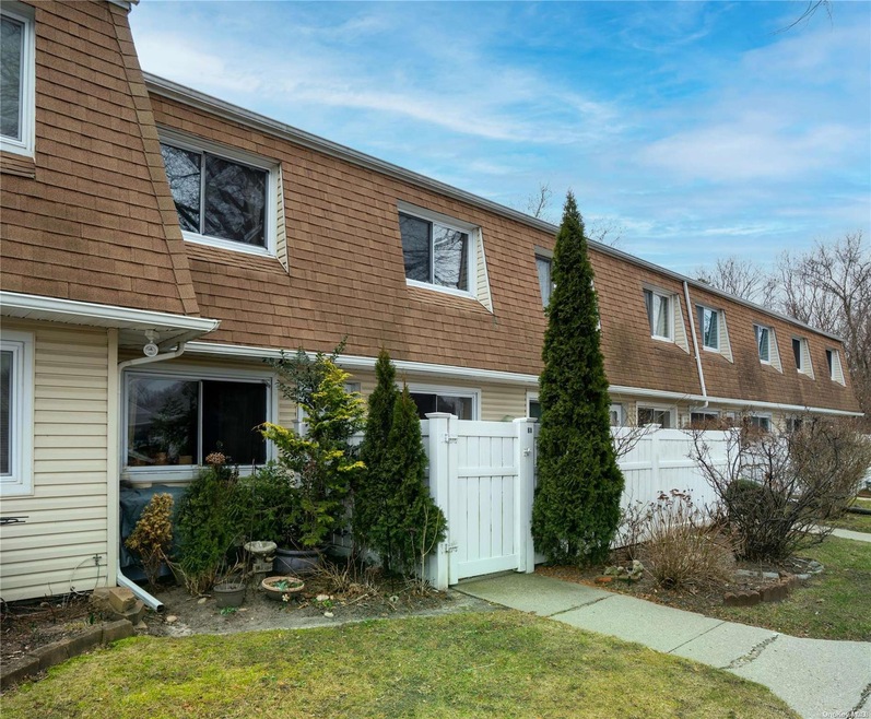 68 Storm Dr unit 68, Holtsville, NY 11742 - photo 1