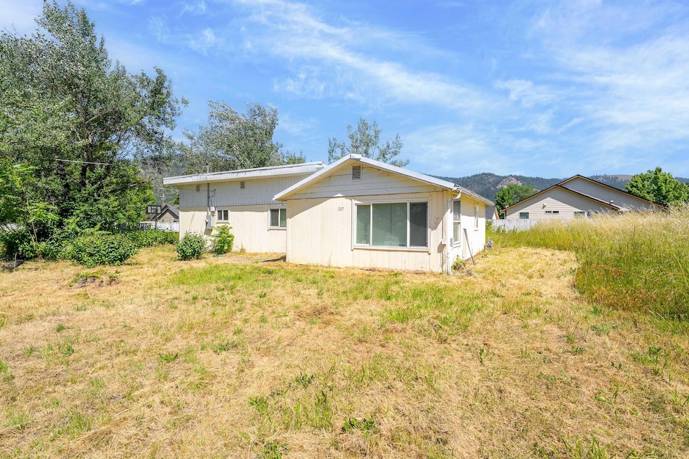 207 Henry St, Myrtle Creek, OR 97457 - photo 1