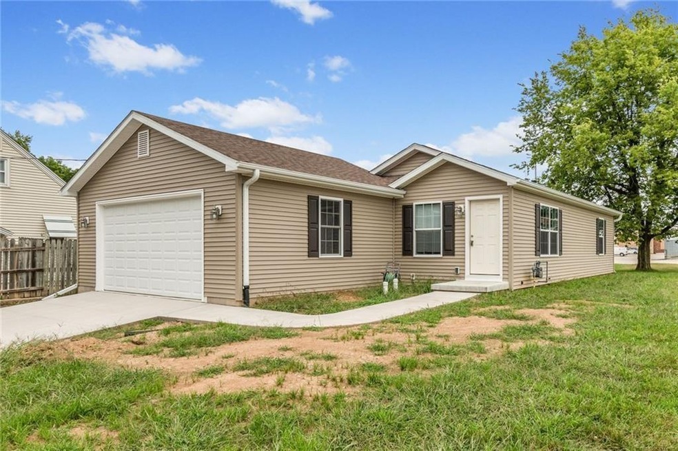 910 1st St N, Newton, IA 50208 - photo 1