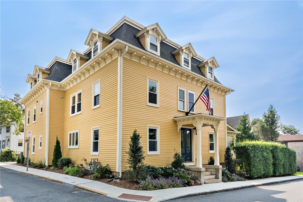 Renovated Historic Home - Walk to Bellevue Avenue