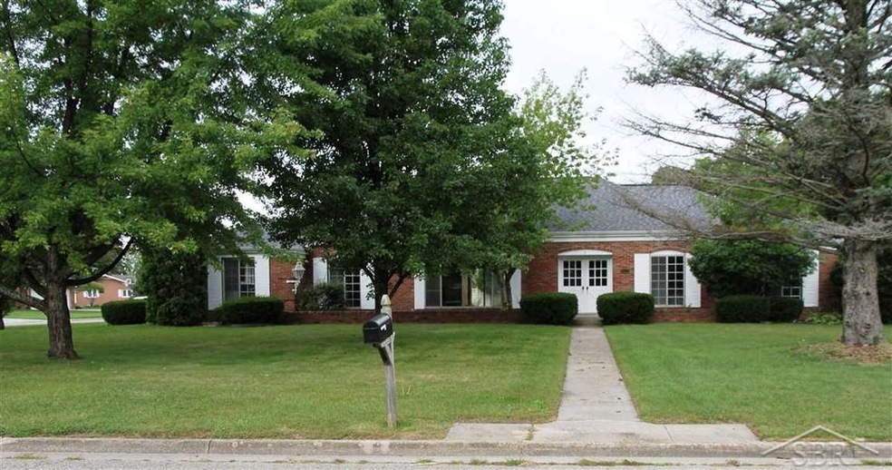 Large 3 Bedroom Home With A lot Of Natural LIghtin