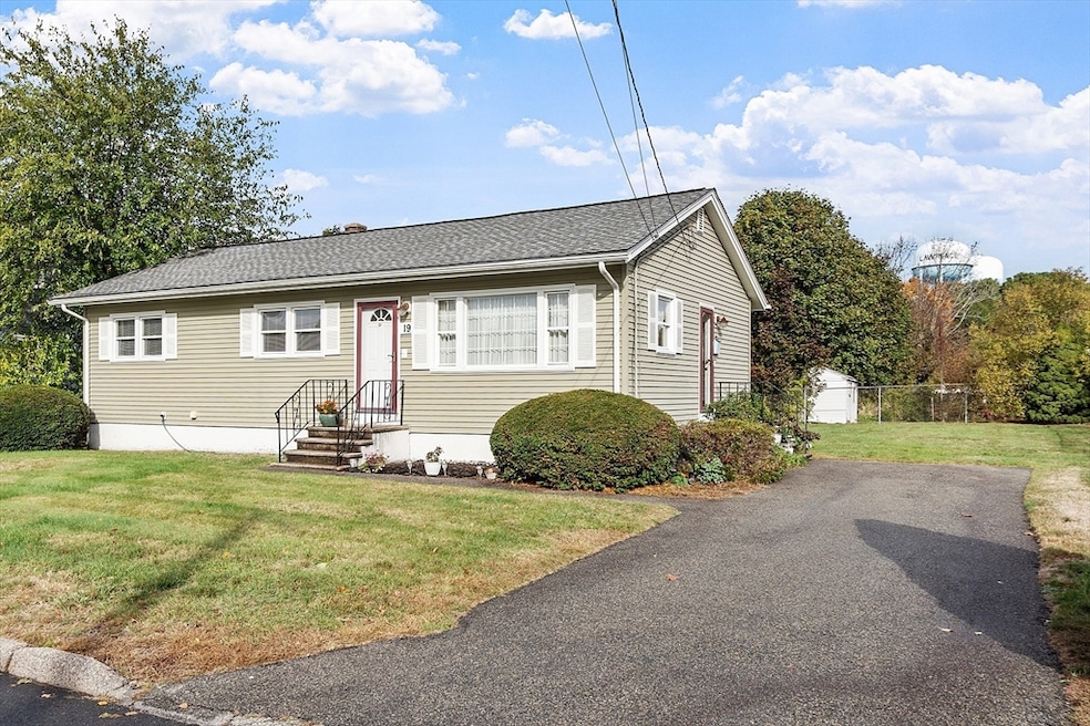 19 Lisa Ln, Lawrence, MA 01843 - photo 1
