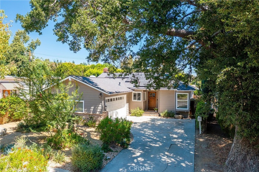 22113 Buena Ventura St, Woodland Hills, CA 91364 - photo 1