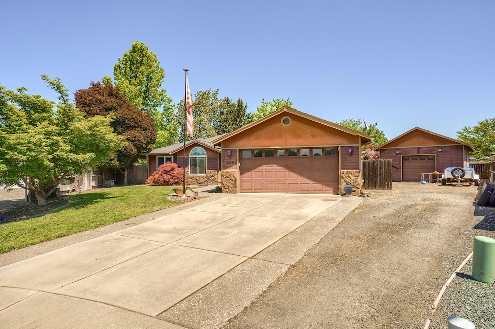 254 Summer Glen Ct, Central Point, OR 97502 - photo 1