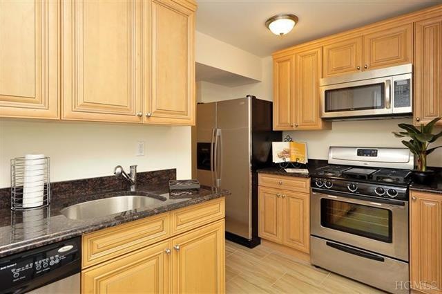 Sadore Lane Gardens unit 2U, Yonkers, NY 10710 - photo 1