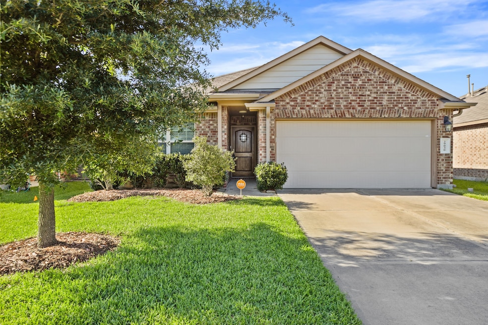 Welcome home to 29030 Innes Park Place in the Tamarron community in Katy!