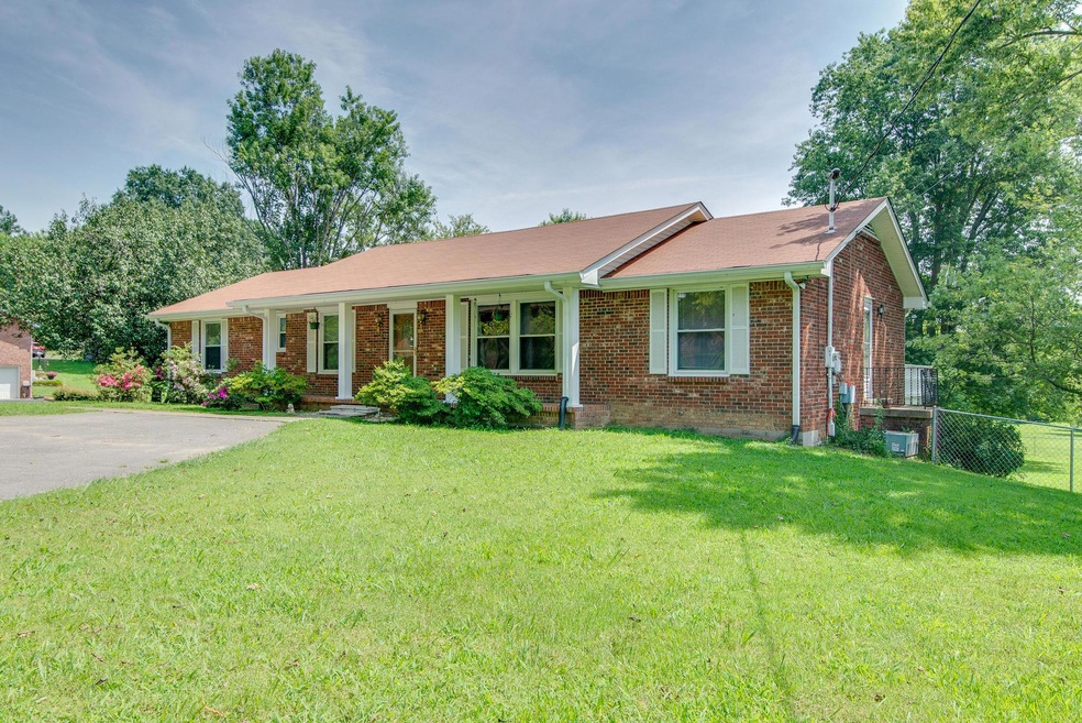 Adorable ranch in Mt. Juliet on acreage!