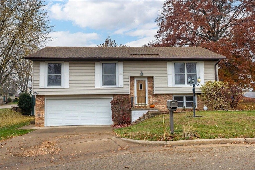 3160 Sequoia Cir, Dubuque, IA 52003 - photo 1