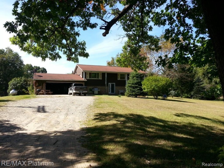 5490 Pingree Rd Split Level on 5 AC with Pole Barn