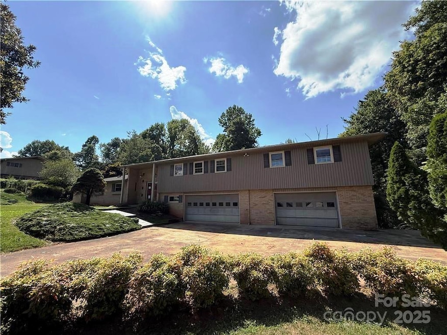 1824 Chrosaro Place unit 15, Lenoir, NC 28645 - photo 1