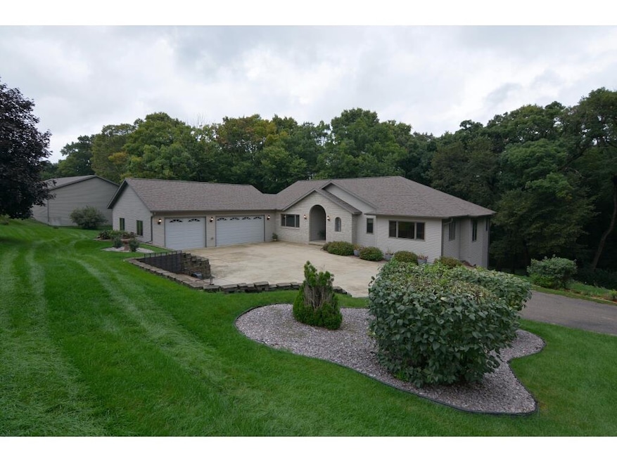 546 Echo Valley Rd, Brooklyn, WI 53521 - photo 1