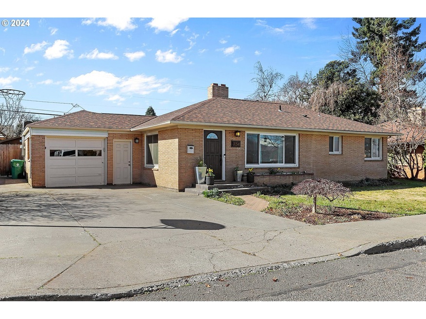 754 E 18th St, the Dalles, OR 97058 - photo 1