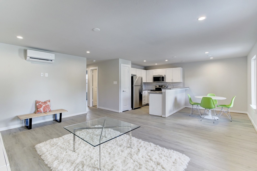 645 E 11th St unit 13, Houston, TX 77008 - photo 1