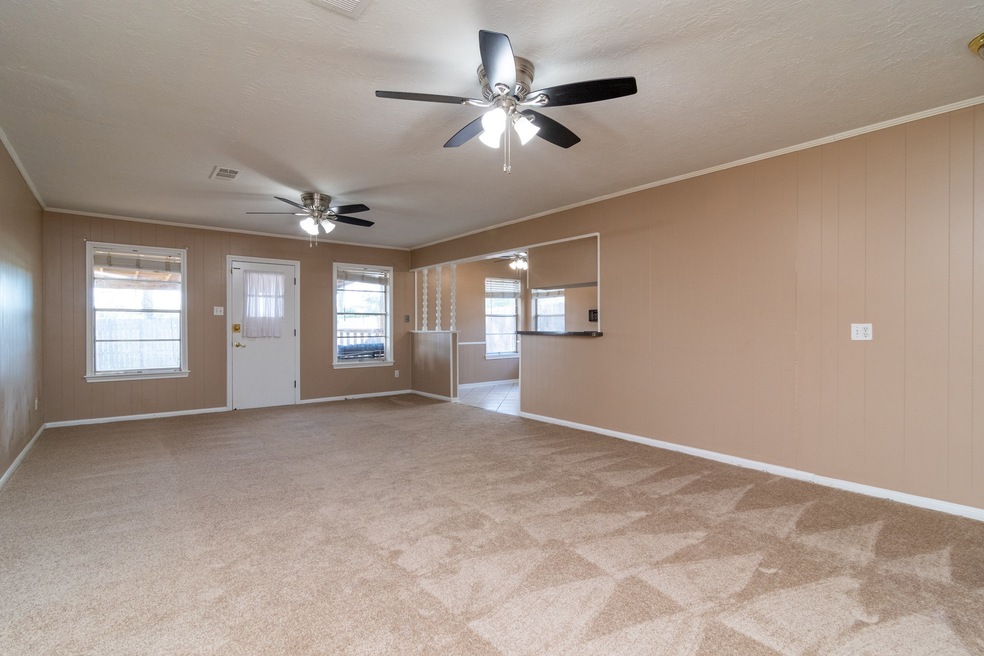 1924 Tracy Lynn Ln, Alvin, TX 77511 - photo 1