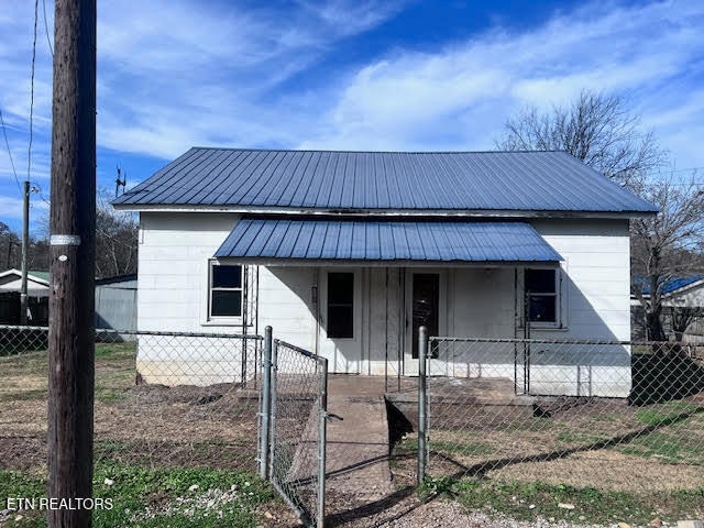 502 Thompson St, Philadelphia, TN 37846 - photo 1