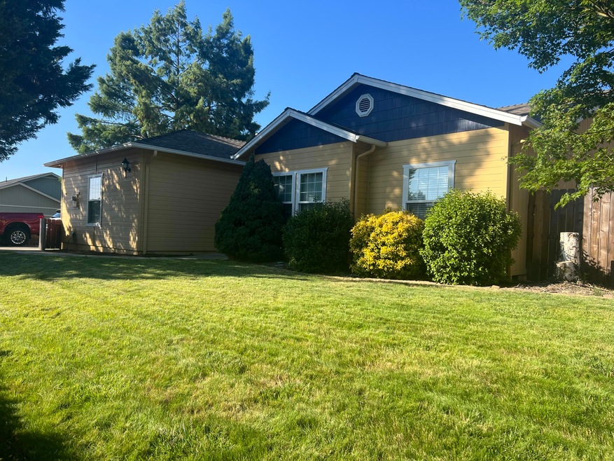 1762 N 10th St unit 10916018, Central Point, OR 97502 - photo 1