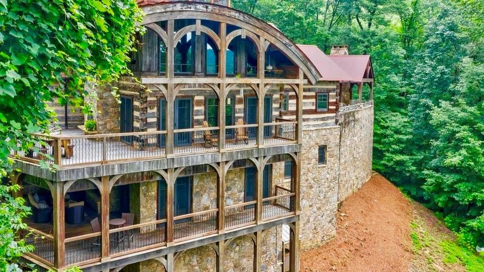THE ULTIMATE LUXURY MOUNTAIN RETREAT! Mark Bowe (c