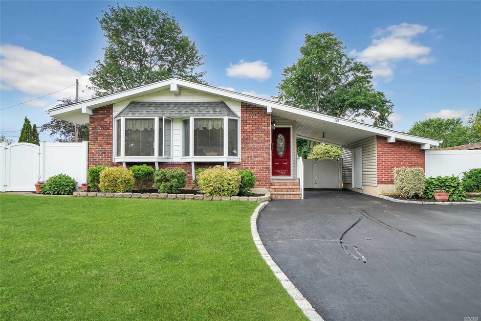 39 Hayrick Ln, ComMacK, NY 11725 - photo 1