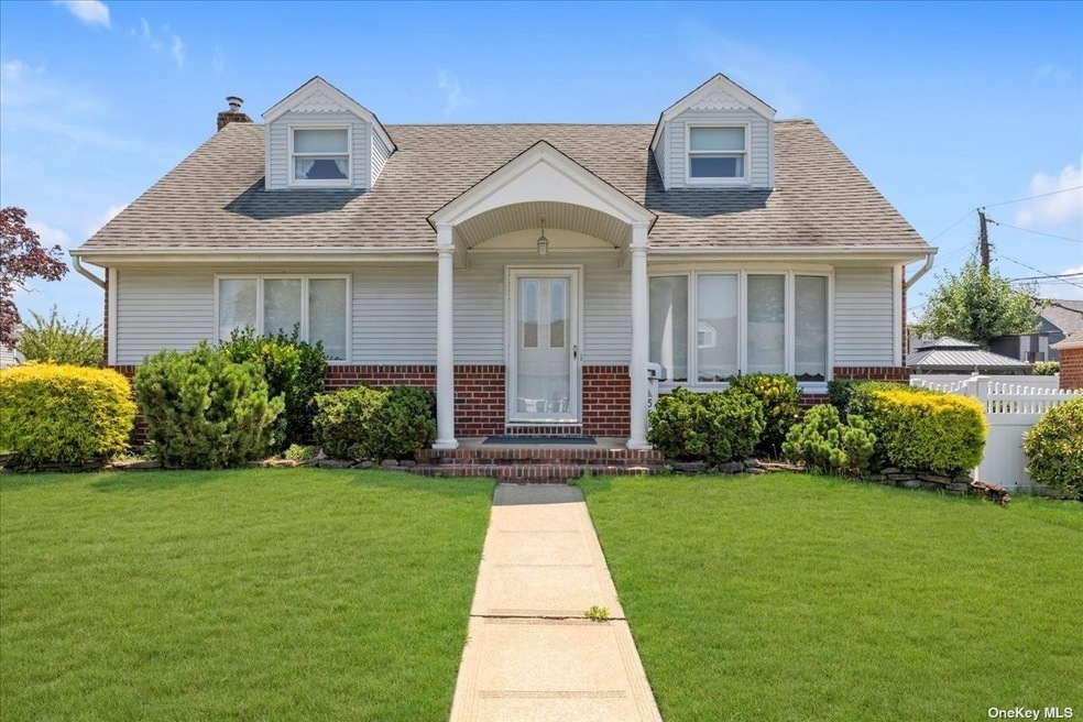 561 Martin Rd, Franklin Square, NY 11010 - photo 1