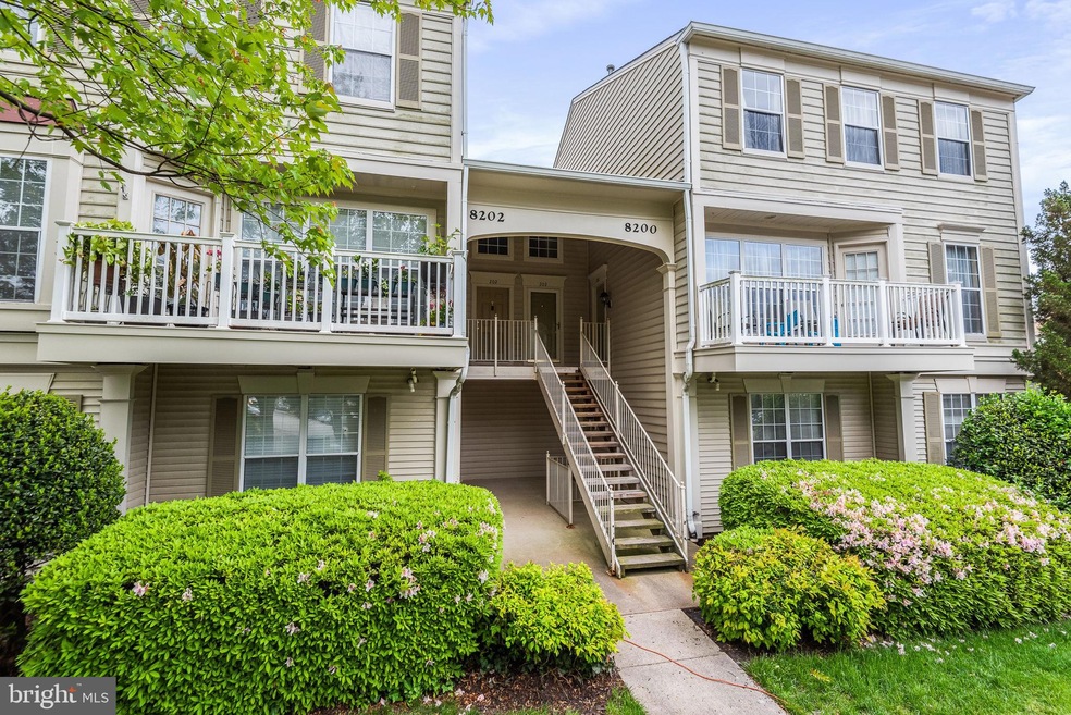 8202 Catbird Cir unit 101, Lorton, VA 22079 - photo 1