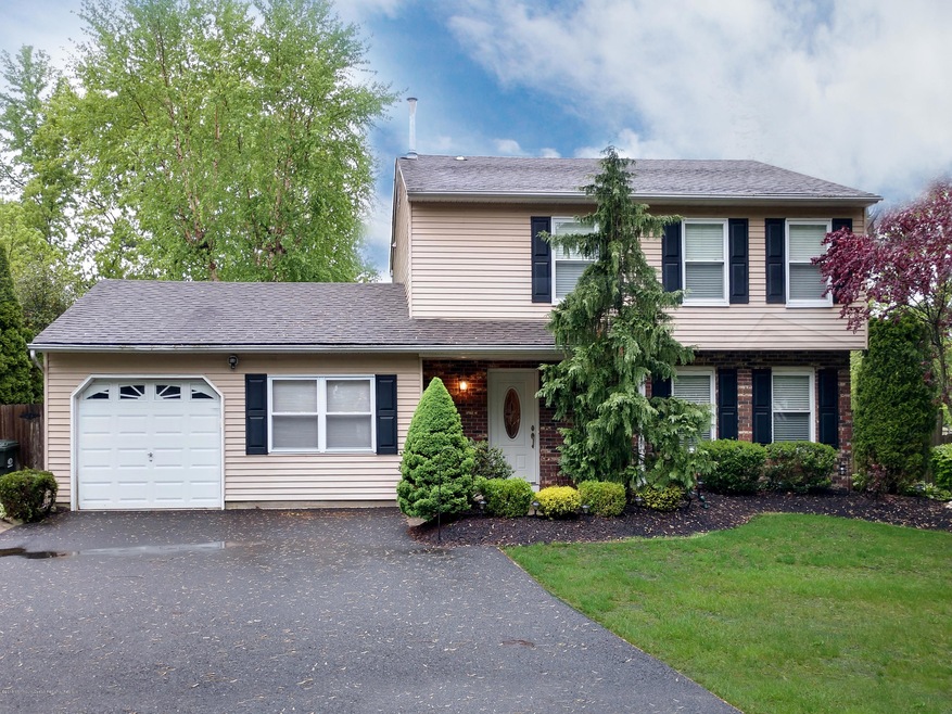 10 Lampost Court - Howell