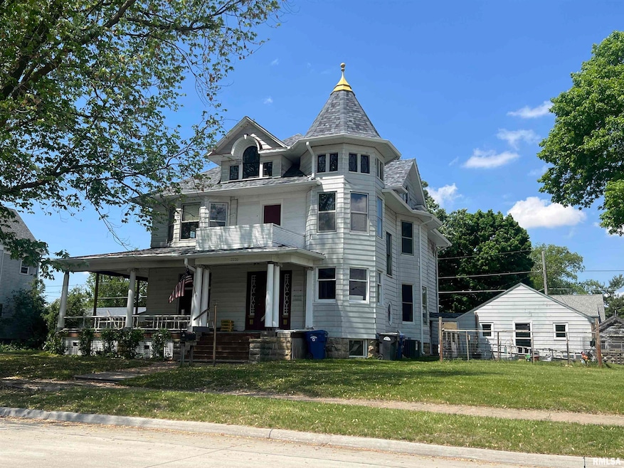 2220 Roosevelt St, Clinton, IA 52732 - photo 1