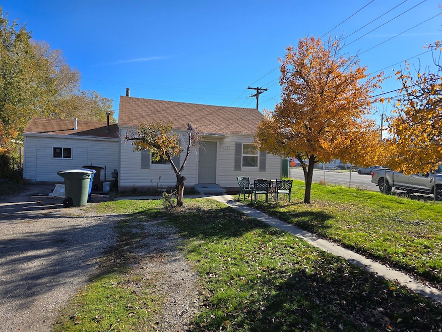 View of front facade with a shingled roof