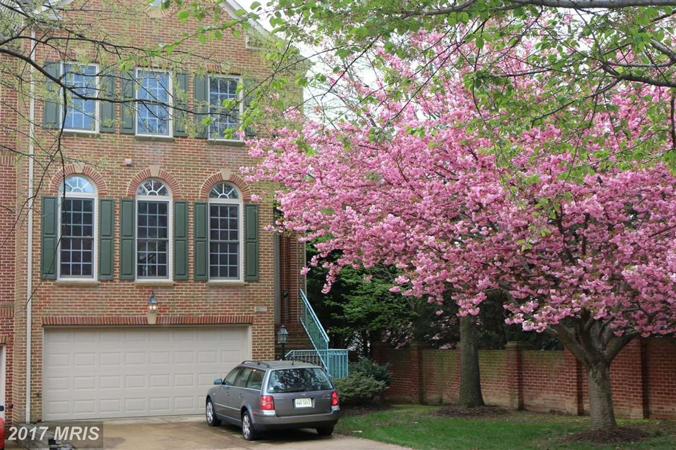 9927 Trosby Ct, Vienna, VA 22181 - photo 1