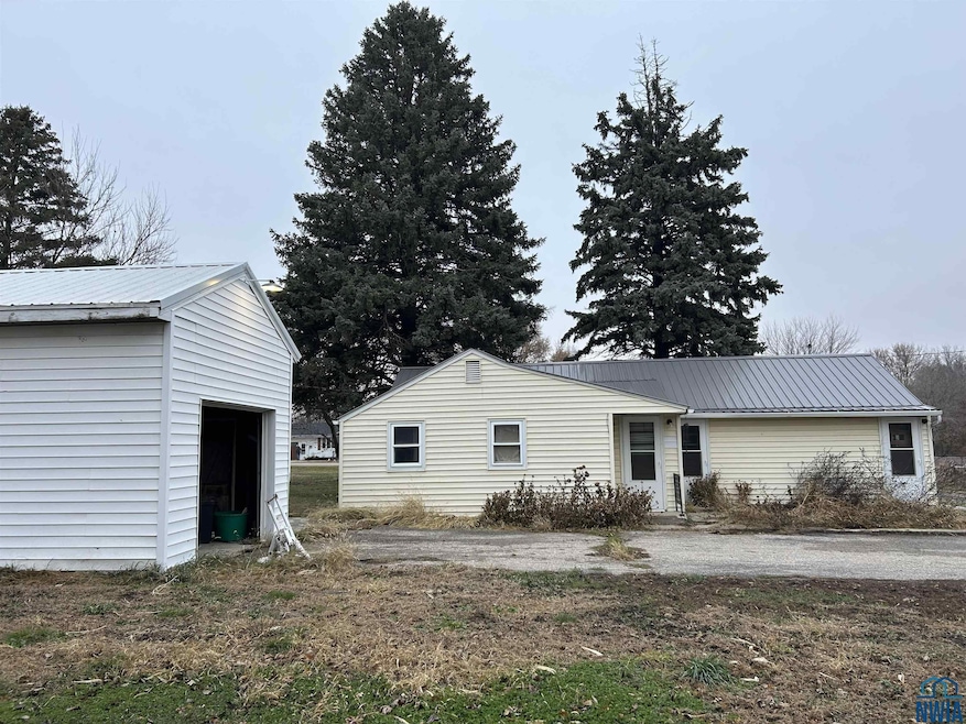 400 W 3rd St, Aurelia, IA 51005 - photo 1