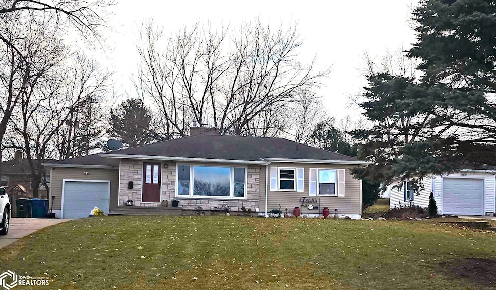 225 Martin Rd, Waterloo, IA 50701 - photo 1