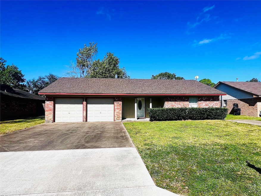 304 S Yaupon St, Lake Jackson, TX 77566 - photo 1