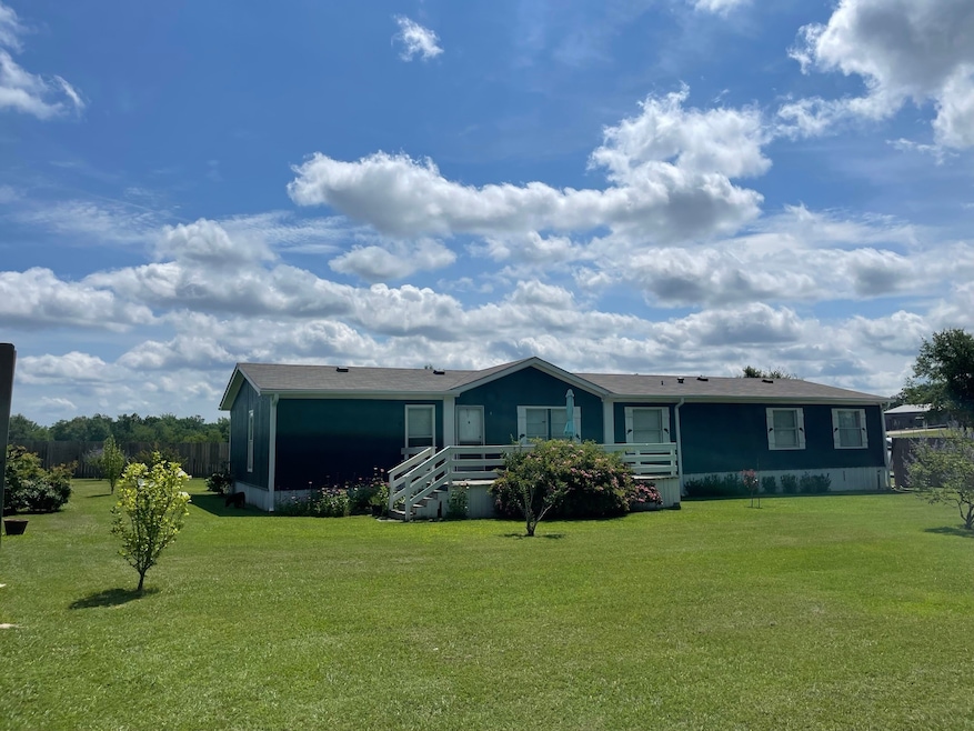 Front of property featuring a lawn