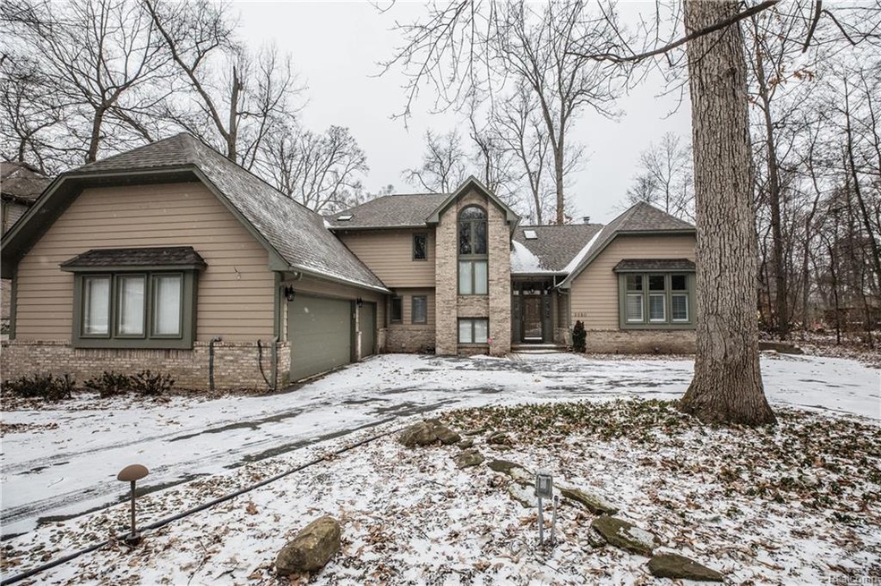 3550 Oakleaf Dr, West Bloomfield, MI 48324 - photo 1