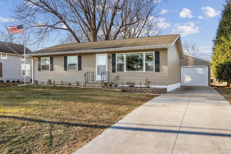 123 Summit St, Center Point, IA 52213 - photo 1