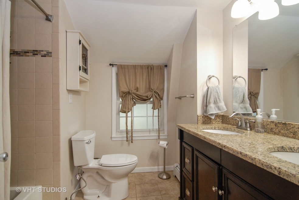 149 S Calumet Ave, Aurora, IL 60506 - photo 1