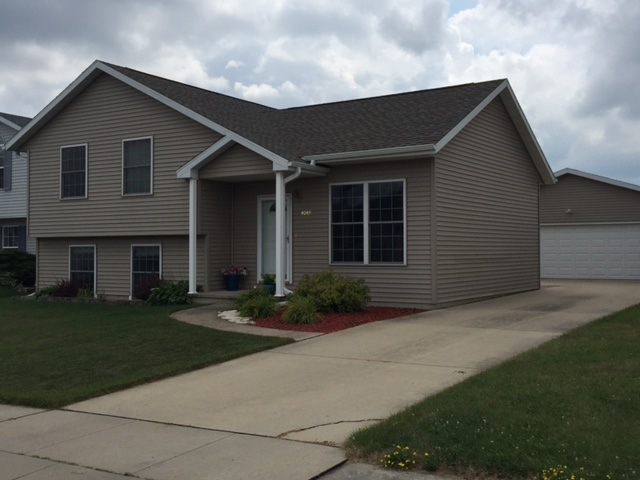 4049 Jill Dr, Waterloo, IA 50701 - photo 1