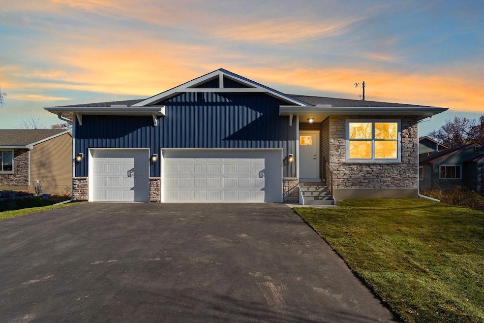 7625 Pleasant View Dr, Saint Paul, MN 55112 - photo 1