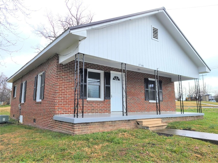 2109 E Unaka Ave, Johnson City, TN 37601 - photo 1