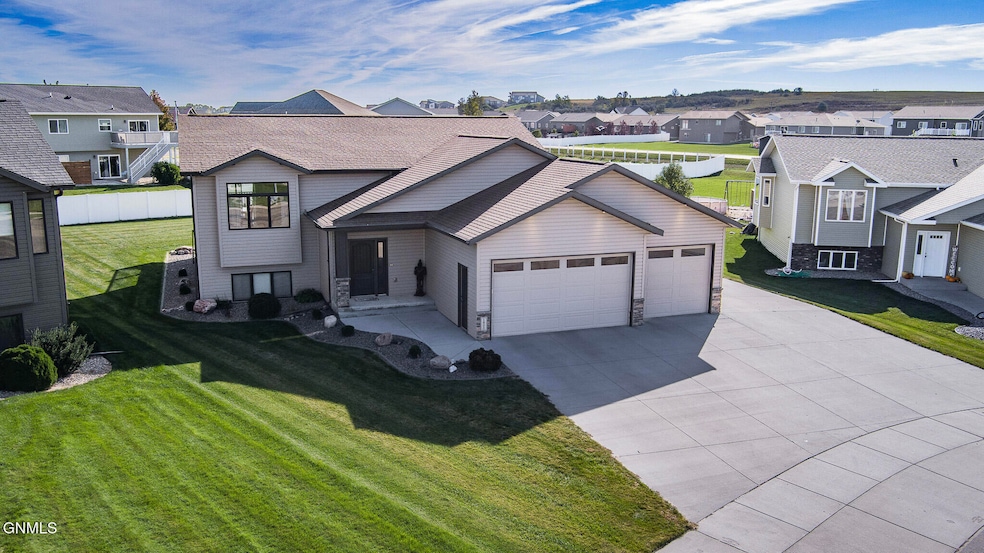 1800 Amber Place SW, Mandan, ND 58554 - photo 1