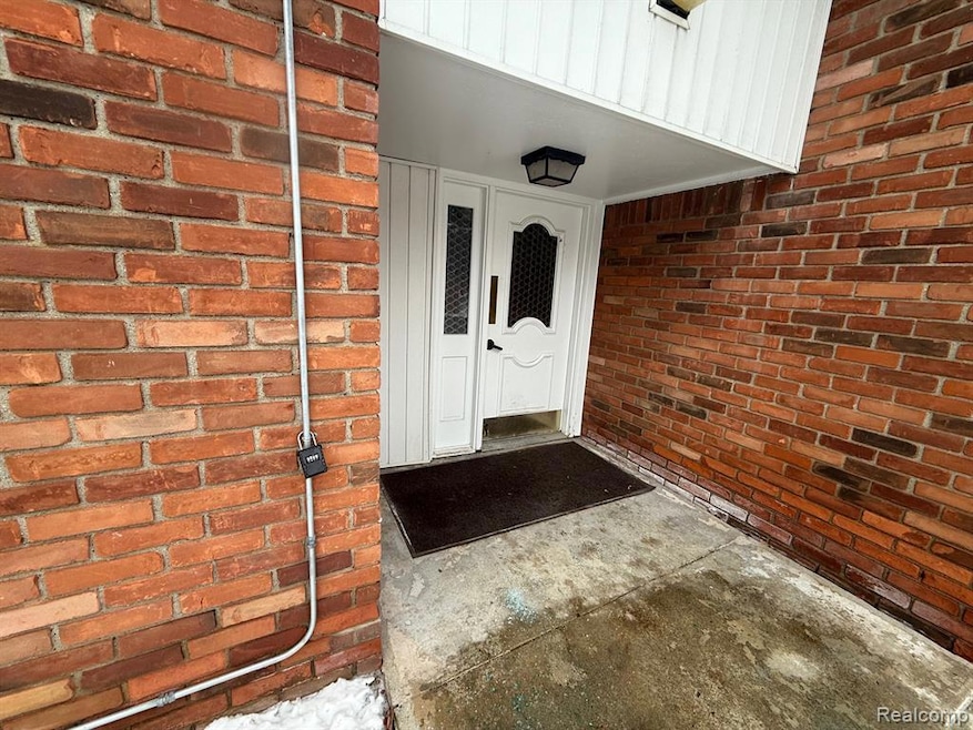 1862 Colonial Village Way, Waterford, MI 48328 - photo 1