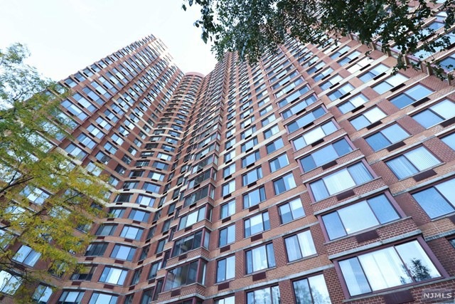 Palisades unit 1804, Fort Lee, NJ 07024 - photo 1