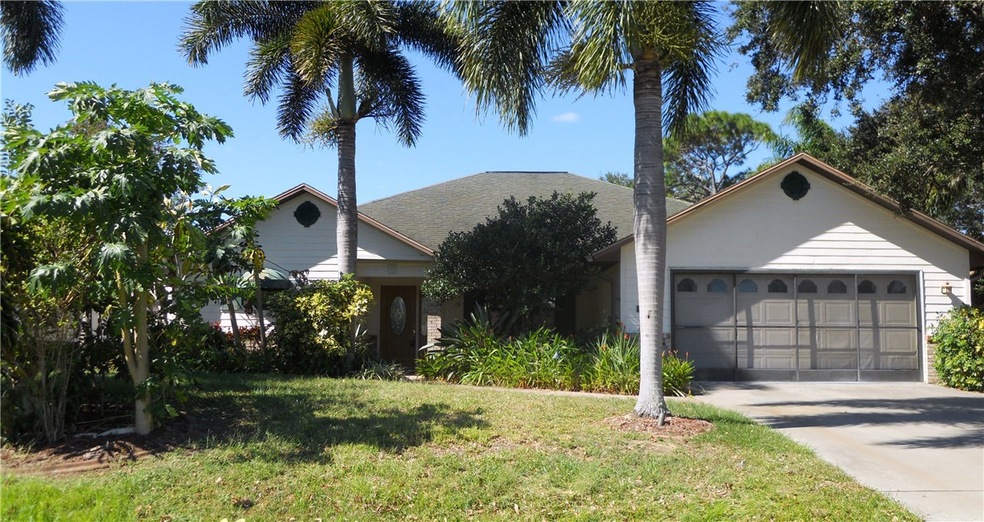 3/2/2 WITH OVER 1900 SQ FEET OF LIVING