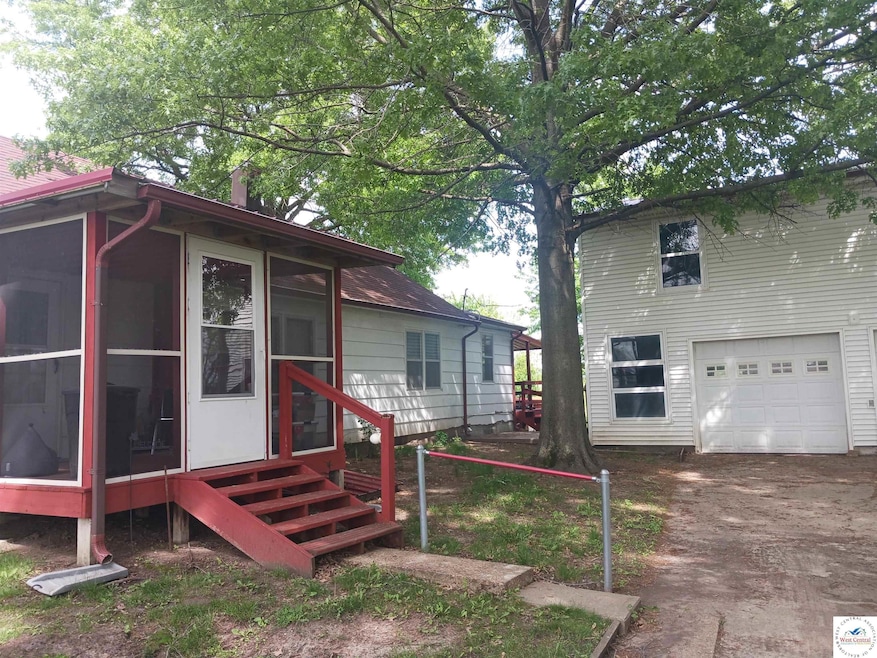 4102 E 32nd St, Sedalia, MO 65301 - photo 1