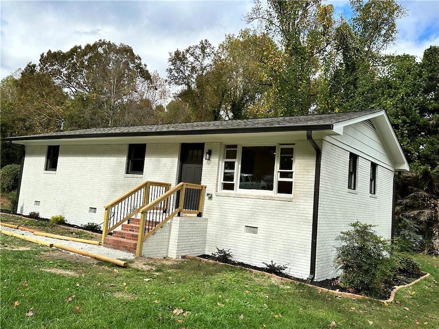 View of front facade with a front yard